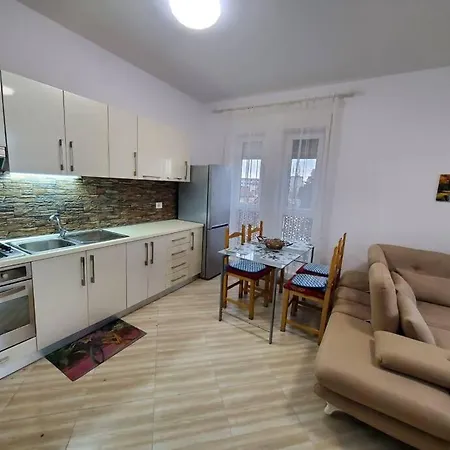 Apartment Cozy & Sunny Not Far From Center Tirana